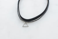 Collier ras du cou avec triangle